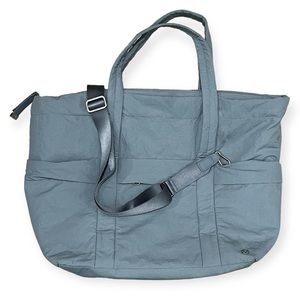 Lululemon on my level duffel bag small